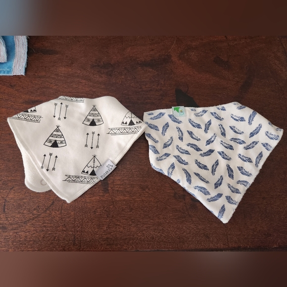 2 cotton print baby bibs - Picture 1 of 1